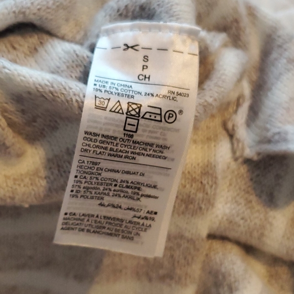 Old Navy Cream Sweater - Picture 6 of 6